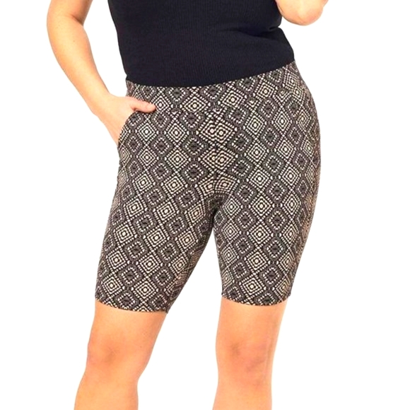 ♥️NWT VINTAGE TORRID BERMUDA BIKE SHORT - POCKETS - TRIBAL PRINT - 9" INSEAM - Picture 1 of 11